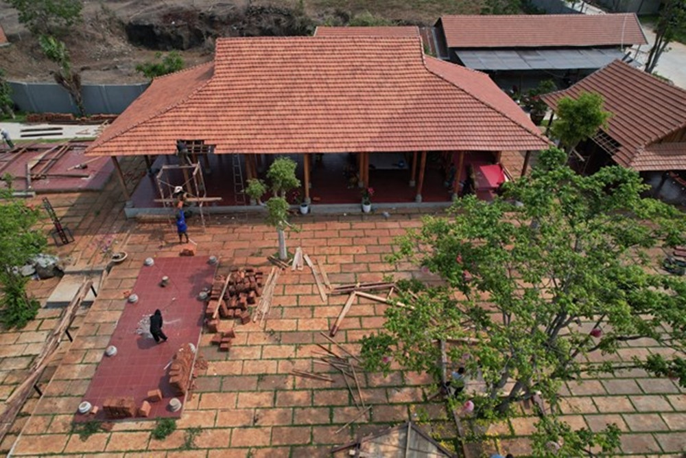 Chủ công trình đã thuê một công ty thực hiện tháo dỡ những căn nhà gỗ trái phép. (Ảnh: Đại Đoàn Kết).