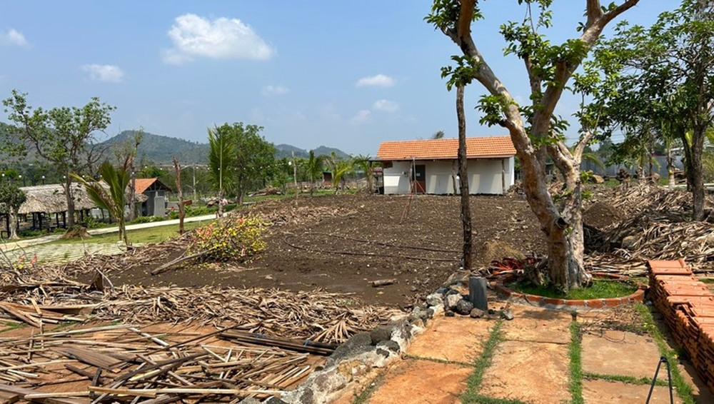 Hồ bơi đã được chôn lấp, hệ thống đường bê tông dẫn vào các công trình cũng đã được phá dỡ. (Ảnh: Pháp luật TP.HCM).