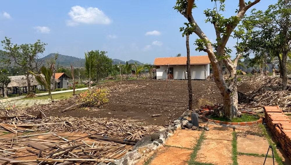 Hồ bơi đã được chôn lấp, hệ thống đường bê tông dẫn vào các công trình cũng đã được phá dỡ. (Ảnh: Pháp luật TP.HCM).