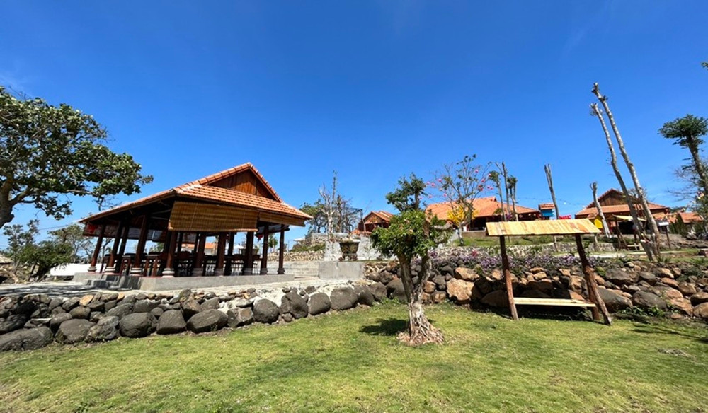 Sau khi phát hiện tất cả các công trình đều bị phát hiện xây dựng trái phép, UBND xã Cư Êbur tham mưu UBND TP Buôn Ma Thuột ban hành quyết định xử phạt vi phạm hành chính đối với ông Đoàn Ngọc Vĩ số tiền 11,5 triệu đồng về hành vi chuyển đất nông nghiệp khác sang đất phi nông nghiệp, buộc tháo dỡ các công trình vi phạm, trả lại hiện trạng ban đầu của đất. (Ảnh: Pháp luật TP.HCM).