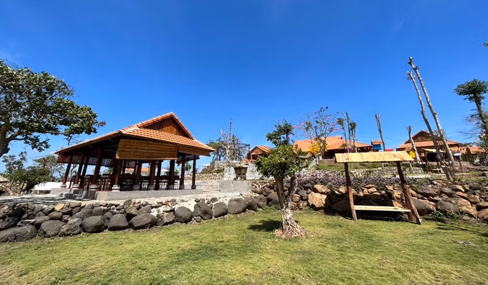 Sau khi phát hiện tất cả các công trình đều bị phát hiện xây dựng trái phép, UBND xã Cư Êbur tham mưu UBND TP Buôn Ma Thuột ban hành quyết định xử phạt vi phạm hành chính đối với ông Đoàn Ngọc Vĩ số tiền 11,5 triệu đồng về hành vi chuyển đất nông nghiệp khác sang đất phi nông nghiệp, buộc tháo dỡ các công trình vi phạm, trả lại hiện trạng ban đầu của đất. (Ảnh: Pháp luật TP.HCM).