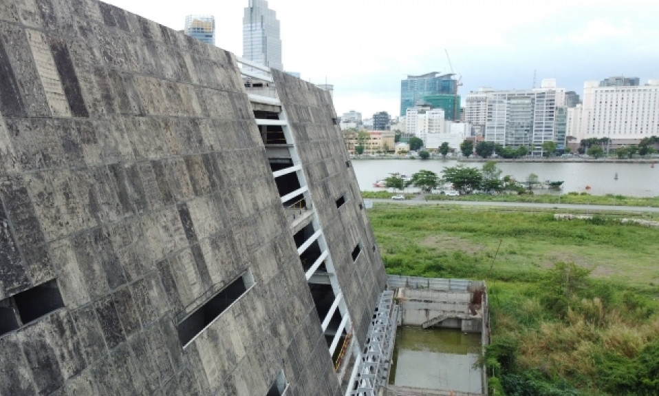 Nhiều hạng mục của công trình đã dần xuống cấp sau chục năm phơi mưa phơi nắng. (Ảnh: VOV).