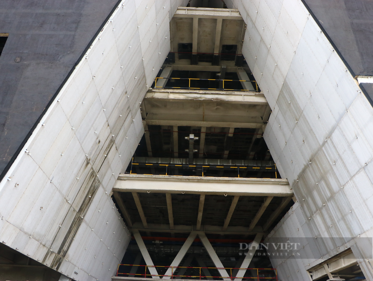 Xây dựng cả thập kỷ nhưng trung tâm triển lãm quy hoạch TP.HCM vẫn chưa hoàn thiện, liên tục lỡ hẹn bàn giao, làm xấu bộ mặt khu đô thị mới. (Ảnh: Dân Việt).