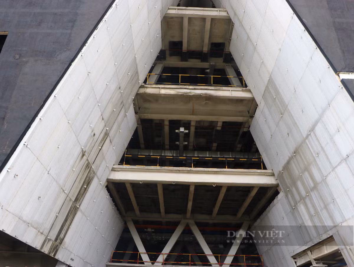 Xây dựng cả thập kỷ nhưng trung tâm triển lãm quy hoạch TP.HCM vẫn chưa hoàn thiện, liên tục lỡ hẹn bàn giao, làm xấu bộ mặt khu đô thị mới. (Ảnh: Dân Việt).