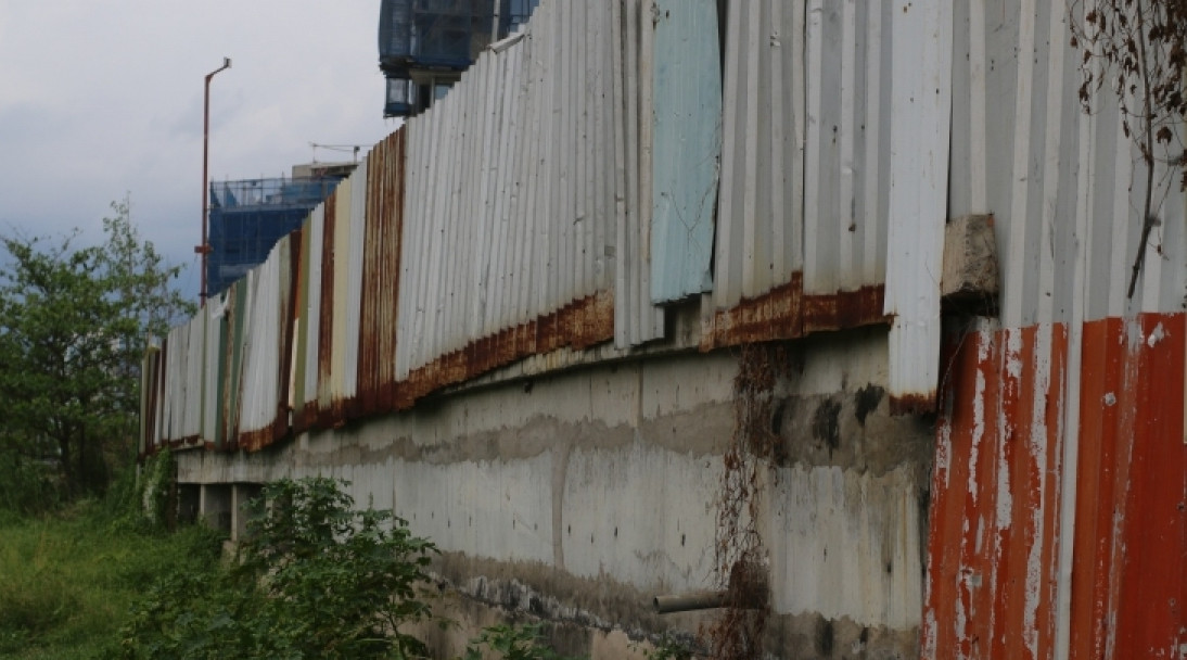 Xung quanh công trình được rào chắn kín bưng bởi hàng rào tôn. (Ảnh: VOV).