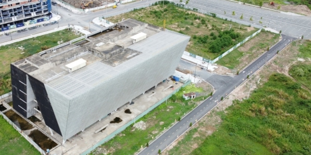 Công trình được khởi công vào quý 1/2013, dự kiến hoàn thành vào năm 2015, sau đó được gia hạn tiến độ sang năm 2016. Tuy nhiên, đến nay trung tâm triển lãm 800 tỷ đồng vẫn là một khối bê tông. (Ảnh: VOV).