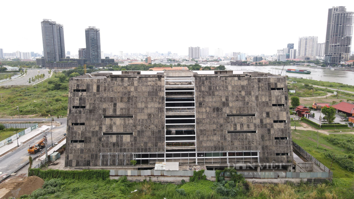 Lý giải nguyên nhân trễ tiến độ, ông Nguyễn Văn Trường - Phó Giám đốc Ban Dân dụng và Công nghiệp cho biết, quá trình xây dựng trung tâm triển lãm vướng gói thầu số 6 là gói thầu chính (hạng mục nhôm kính) trị giá 107 tỷ đồng, do nhà thầu không hợp tác với chủ đầu tư. (Ảnh: Dân Việt).