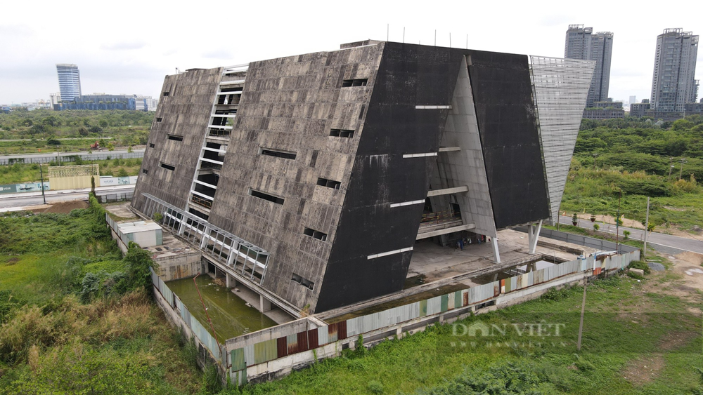 Công trình với kiến trúc khá độc đáo, hai khối đặt nghiêng, chụm vào nhau, khối thép tạo hình chữ A. Trung tâm triển lãm được xem là công trình công cộng mang tính biểu tượng ở khu đô thị mới Thủ Thiêm. (Ảnh: Dân Việt).