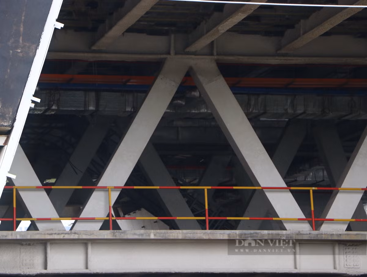 Theo báo Tiền Phong, Chủ tịch HĐND TP.HCM Nguyễn Thị Lệ bày tỏ xót xa vì sự lãng phí thời gian, tiền bạc và sự kỳ vọng của người dân đối với công trình này. Bà Lệ đề nghị Ban Dân dụng và Công nghiệp và các đơn vị liên quan làm rõ nguyên nhân chậm trễ và phương án giải quyết. (Ảnh: Dân Việt).