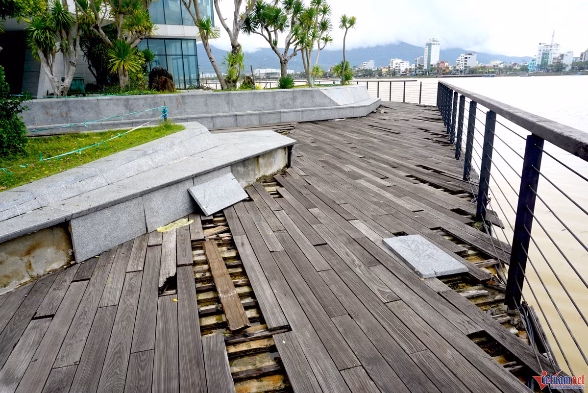 Nhiều khu vực nền đá bị bong tróc, vỡ vụn. (Ảnh: Vietnamnet).