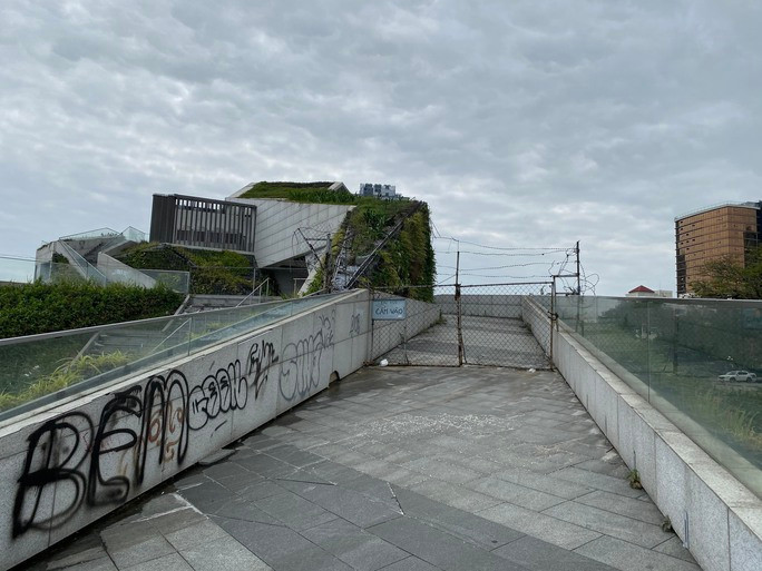 Bờ tường của bến du thuyền bị vẽ bậy nham nhở. (Ảnh: Người lao động).