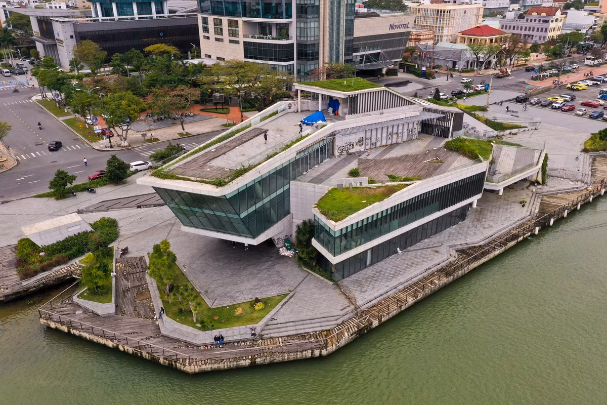 Dự án có diện tích 4.000m2, trong đó diện tích mặt đất 2.100m2, diện tích mặt nước 1.900m2. Công trình có 3 tầng với nhiều không gian xanh. (Ảnh: Tổ Quốc).