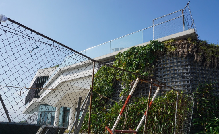 Để đảm bảo an toàn cho du khách, nhiều hạng mục sát bờ sông được rào chắn bằng dây thép gai. (Ảnh: Dân Trí).