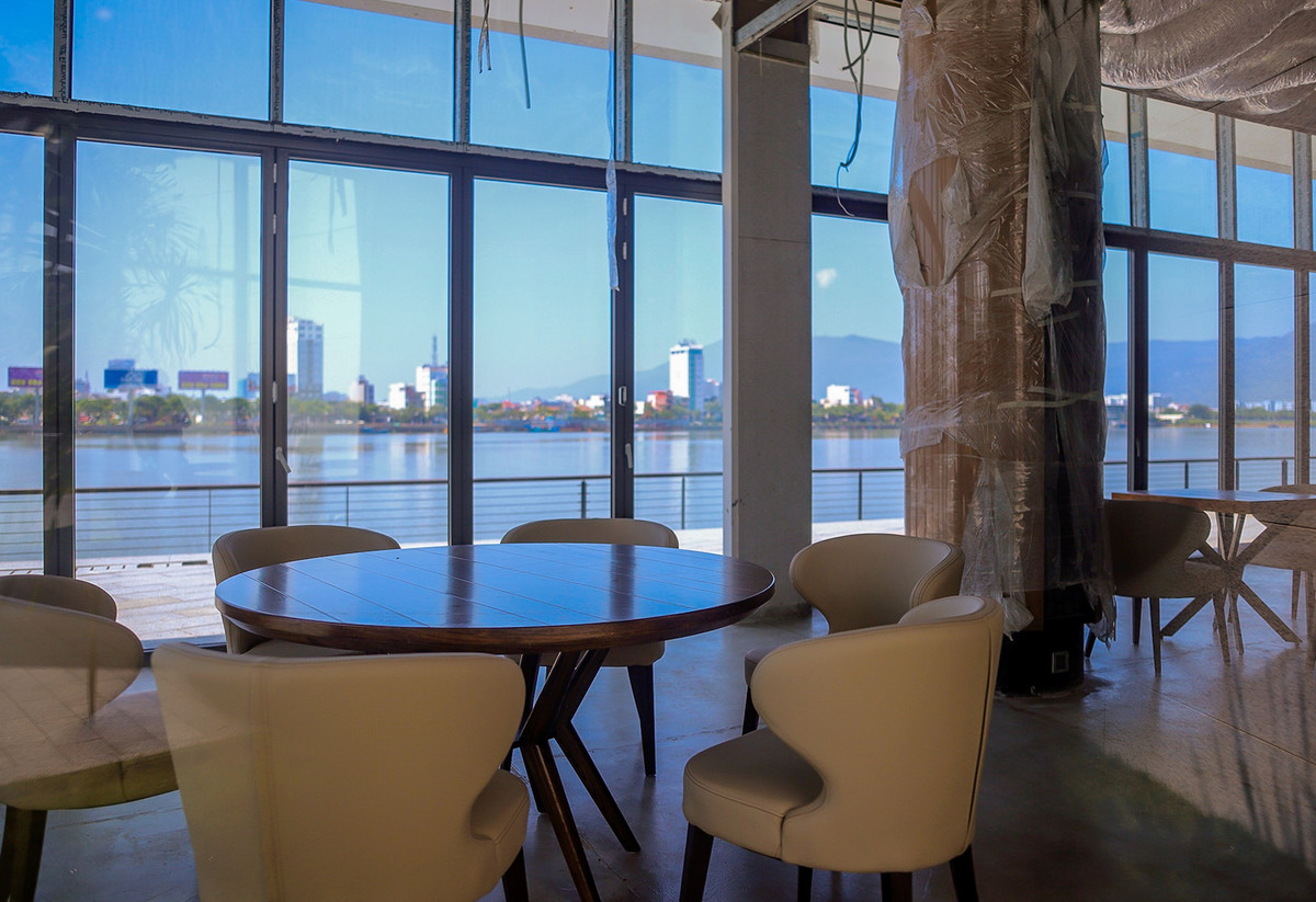 Một phòng được bài trí dạng nhà hàng, quầy bar nhỏ, cơ bản đã hoàn thiện nhưng chưa từng được sử dụng. (Ảnh: Tổ Quốc).