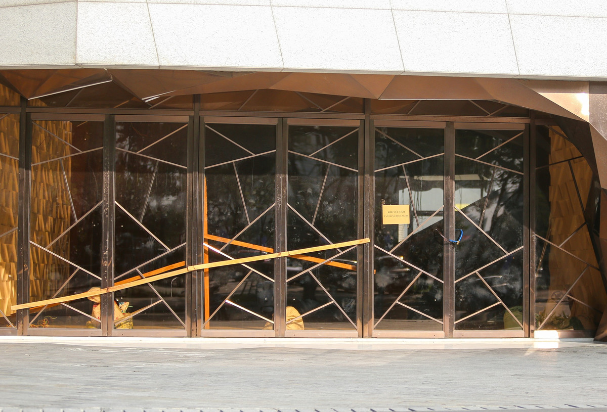 Hệ thống cổng, cửa ở tầng trệt cũng được khóa, giằng buộc kỹ và dán biển cảnh báo cấm vào, tránh làm hư hỏng, mất tài sản bên trong. (Ảnh: Tổ Quốc).