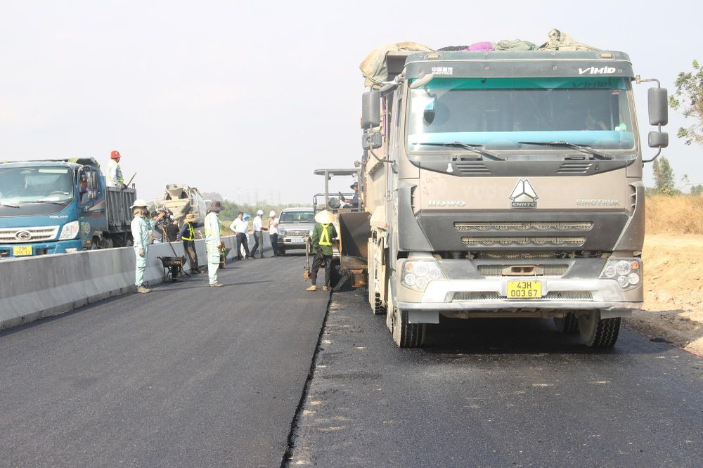 Công nhân khẩn trương hoàn thiện nốt các hạng mục còn lại của dự án. (Ảnh: Tạp chí Giao thông vận tải).