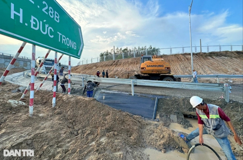 Kênh thoát nước tại nút giao quốc lộ 28B, ngã rẻ lên huyện Đức Trọng (tỉnh Lâm Đồng), đang được công nhân hoàn thiện. (Ảnh: Dân Trí).