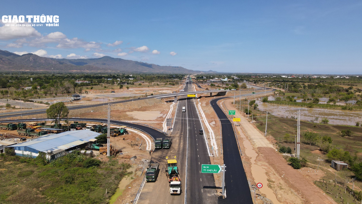 Tuyến cao tốc có 5 nút giao, sau khi đưa vào thông xe cả 5 nút giao sẽ được đưa vào khai thác. (Ảnh: Tạp chí Giao thông vận tải).