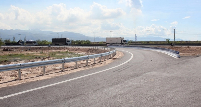 Đường dẫn từ Quốc lộ 1A vào cao tốc tại nút giao Vĩnh Hảo. (Ảnh: VOV).