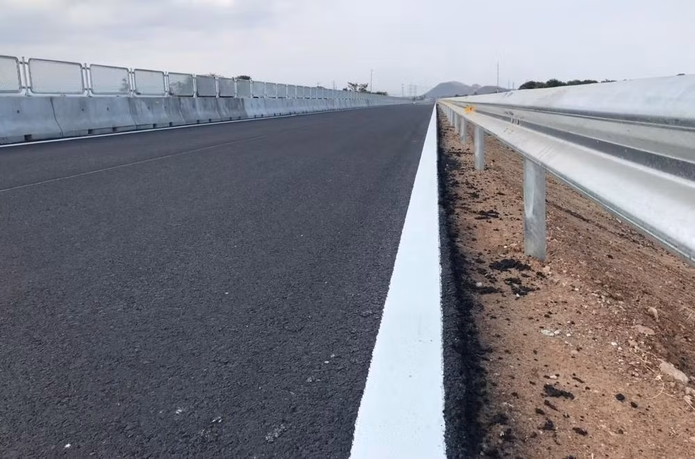 Hệ thống sơn kẻ đường, hộ lan, dải phân cách, tấm chống chói đã hoàn thiện. (Ảnh: Tạp chí Giao thông vận tải).