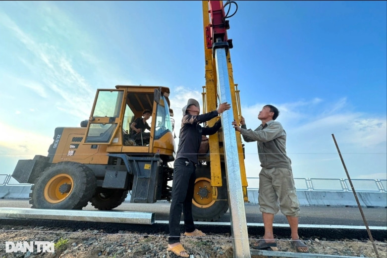 Trải dài dọc tuyến các gói thầu, hạng mục hành lang bảo vệ đường mương thoát nước cũng được các tổ thi công gấp rút hoàn thành trước ngày thông xe. (Ảnh: Dân Trí).
