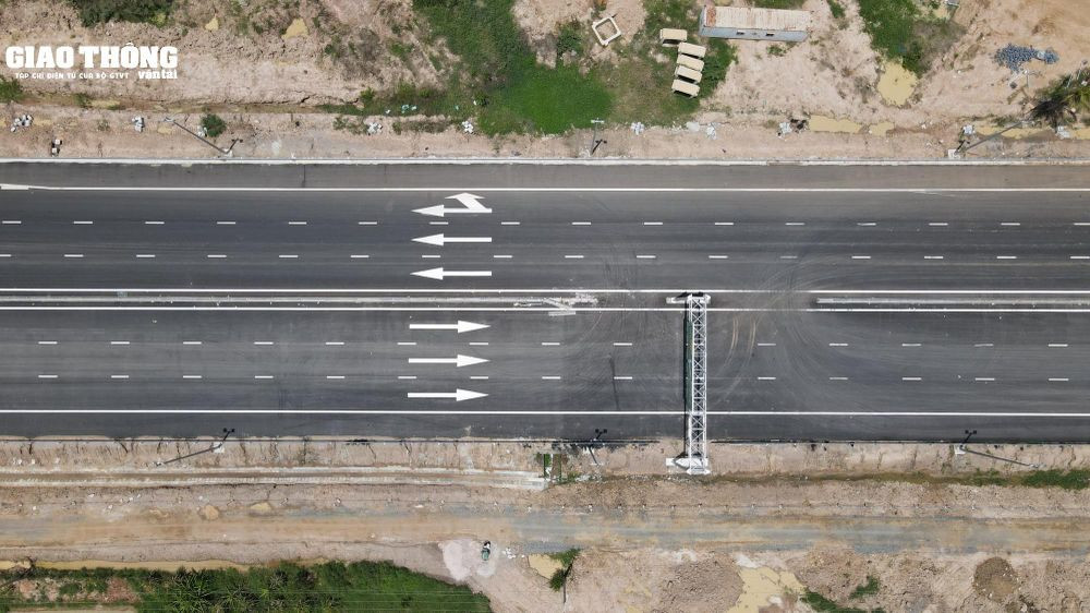 Các điểm mở dải phân cách để vận chuyển vật liệu thi công đều đang được nhà thầu đóng lại. (Ảnh: Tạp chí Giao thông vận tải).