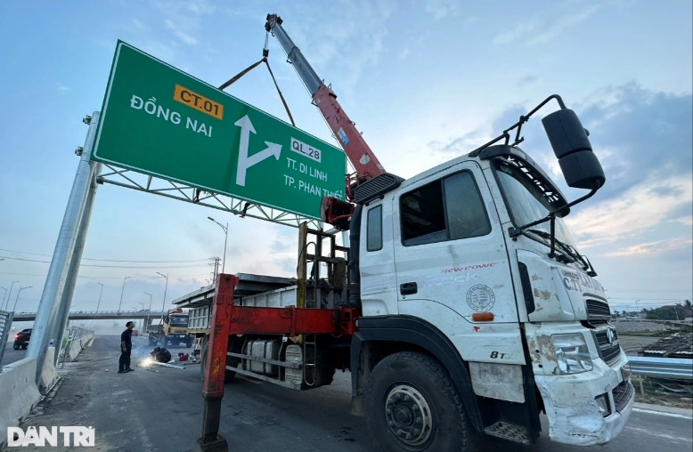 Trên công trường nhà thầu đang khẩn trương hoàn thiện lắp đặt biển báo, tấm chống lóa và thi công các cầu vượt, nút giao. (Ảnh: Dân Trí).