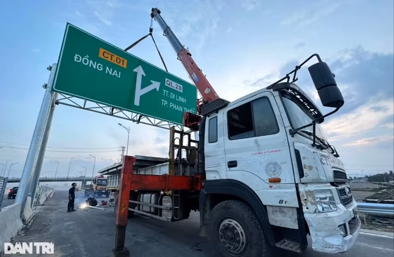 Trên công trường nhà thầu đang khẩn trương hoàn thiện lắp đặt biển báo, tấm chống lóa và thi công các cầu vượt, nút giao. (Ảnh: Dân Trí).