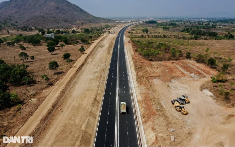 Giai đoạn 1 của dự án được xây dựng 4 làn xe, bề rộng nền đường 17m, vận tốc thiết kế 90km/h; giai đoạn hoàn chỉnh sẽ đầu tư thành 6 làn xe, bề rộng nền đường 32,25m, vận tốc thiết kế 120km/h. Công trình có tổng mức đầu tư 10.853 tỷ đồng, được khởi công vào cuối tháng 9/2020. (Ảnh: Dân Trí).