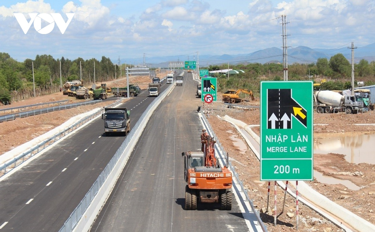 Theo ông Phạm Quốc Huy - Giám đốc điều hành dự án số 7, quá trình triển khai dự án gặp phải nhiều khó khăn do nguồn vật liệu, biến động giá, thời tiết bất lợi, dịch bệnh. Trong đó, khó khăn về nguồn đất đắp cho đến đầu tháng 4/2023 mới được tháo gỡ. (Ảnh: VOV).