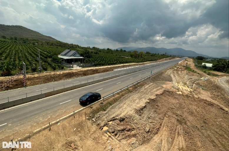 Theo Ban quản lý dự án 7, sau ngày thông xe 19/5, các gói thầu thi công hàng rào bảo vệ hành lang cao tốc, các tuyến đường gom dân sinh, cầu vượt dân sinh… sẽ tiếp tục thi công. Dự kiến ngày 30/6, tất cả các hạng mục còn lại sẽ hoàn thành. (Ảnh: Dân Trí).