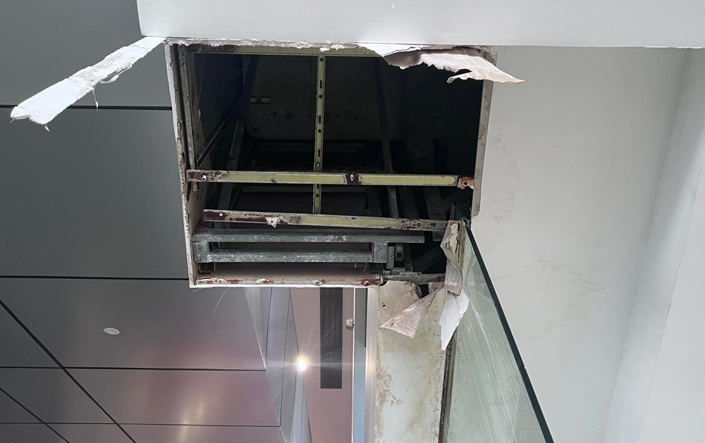 Thậm chí có khu vực gian hàng còn bị thủng lỗ lớn trên trần nhà và chưa được sửa chữa.