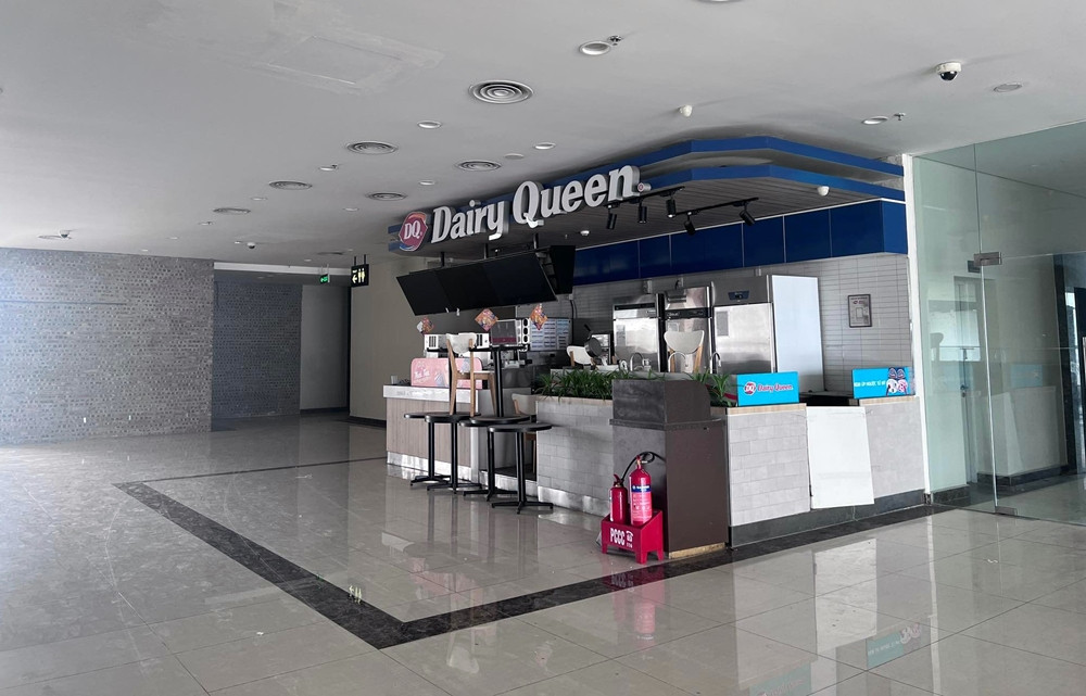 Nhiều gian hàng bị bỏ trống, hoặc dừng hoạt động và không có khách.