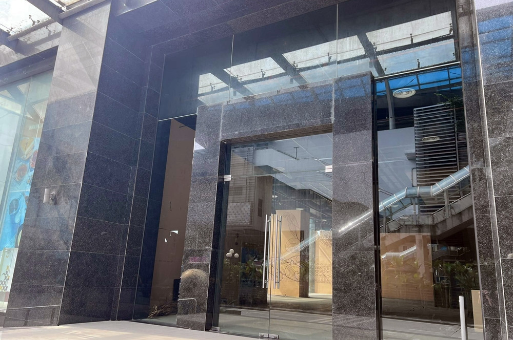 Theo tìm hiểu, dự án Discovery Complex do Công ty Kinh Đô TCI Group làm chủ đầu tư, tọa lạc tại vị trí được xem là đẹp nhất khu vực trung tâm quận Cầu Giấy, Hà Nội khi tiếp giáp với phố Trần Đăng Ninh và phố chùa Hà, trung tâm của tam giác công viên Yên Hòa, Nghĩa Tân và Thủ Lệ. Các gian hàng bên trong TTTM Discovery Complex đóng cửa từ năm 2020 cho đến nay.