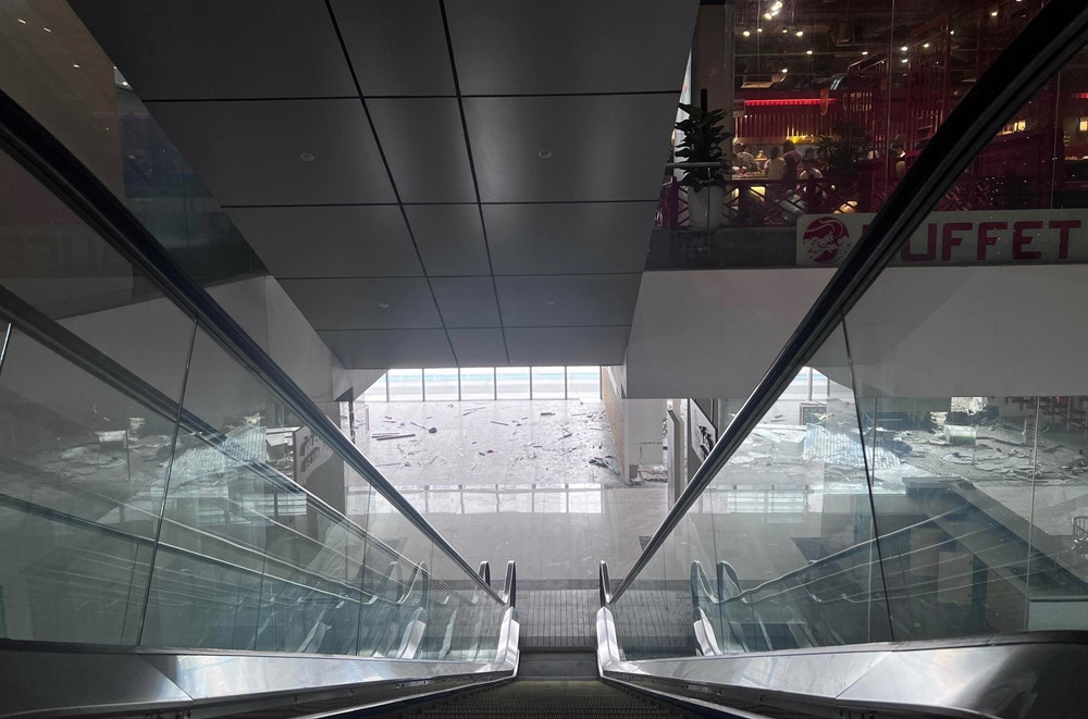 Hành lang tối thui, không có người qua lại.