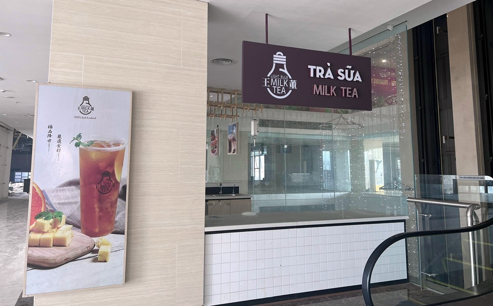 Một số gian hàng vẫn còn nguyên bảng biển, kệ tủ nhưng cũng khóa trái cửa, không hoạt động.