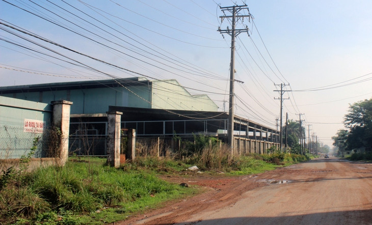 Theo báo Nhân Dân, hiện nay, tại khu vực suối Sao, ấp Lộ Đức (xã Hố Nai 3), chủ yếu đang là đất nông nghiệp nhưng đã có hàng loạt nhà xưởng, kho bãi của các cơ sở, doanh nghiệp được xây dựng trái phép với quy mô lớn, hình thành một khu vực giống như một cụm công nghiệp. (Ảnh: An Bình).