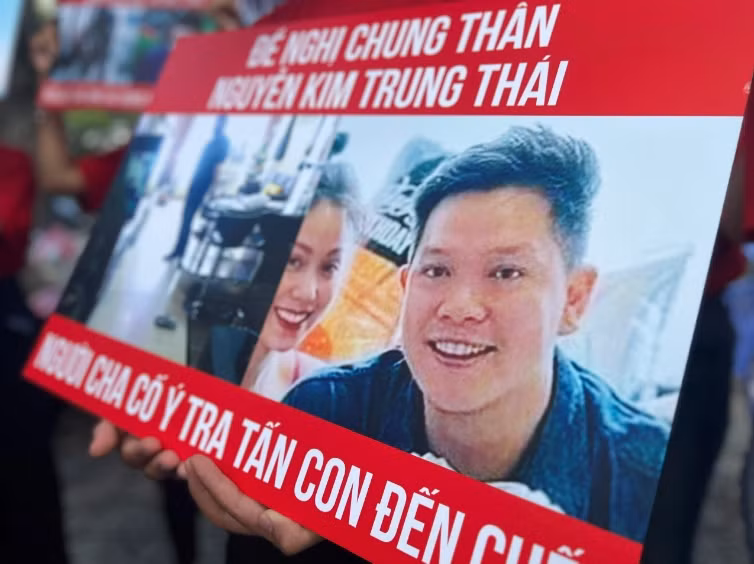 Me don than 3 con khoc nac khong tin nguoi cha de con gai bi danh, lot tran-Hinh-3