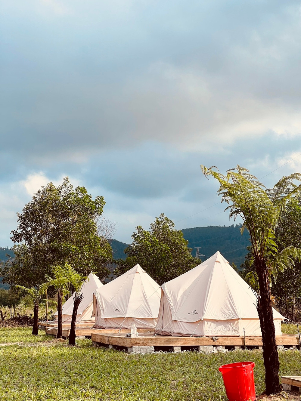 Khu lều bạt bên trong điểm du lịch. (Ảnh: Facebook).