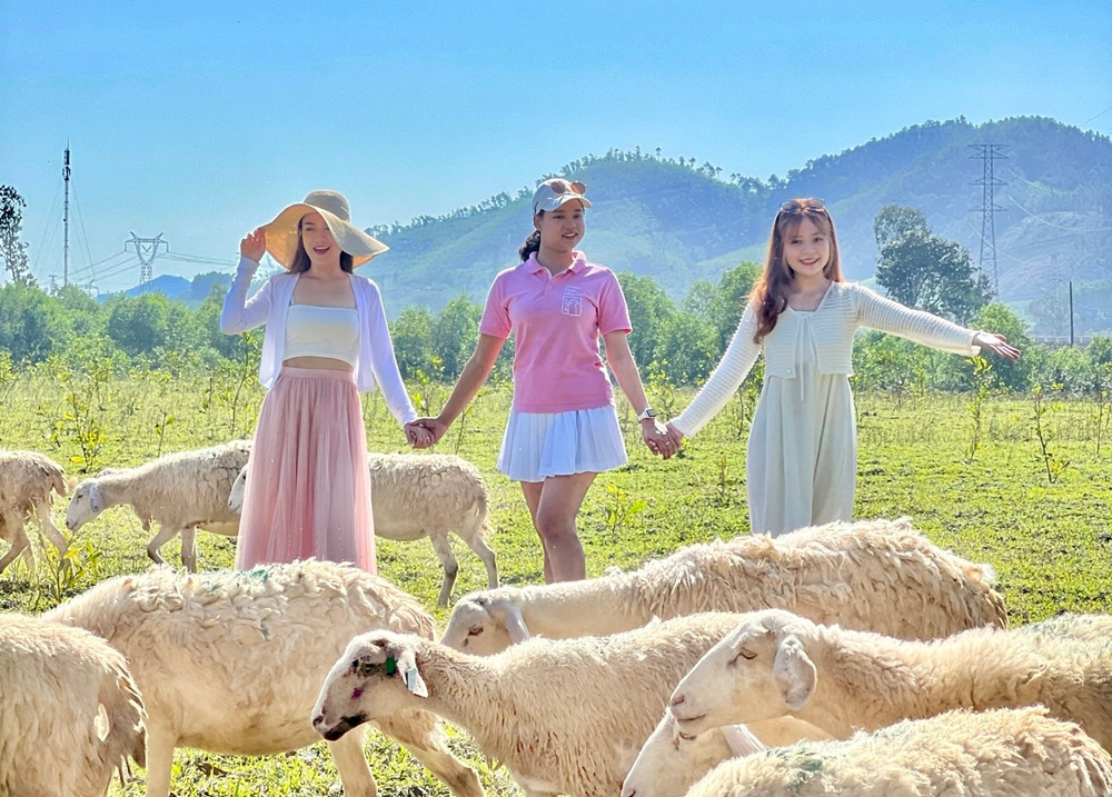 Mới đây, Công ty 9000 đã hợp tác với ông Ty để triển khai mô hình du lịch cộng đồng. (Ảnh: Facebook).