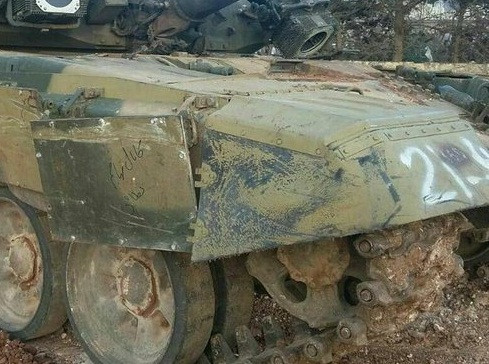 Các tấm giáp che xích cũng bị bong trong khi màu ngụy trang của chiếc T-90 phai nhạt ít nhiều. Tuy nhiên, chiếc xe tăng hoàn toàn không bị phá hủy mới là điều quan trọng. Điều đó cho thấy sự an toàn tuyệt đối của T-90 trên chiến trường. Hay nói cách khác, khả năng bảo vệ của T-90 đã được chứng minh.