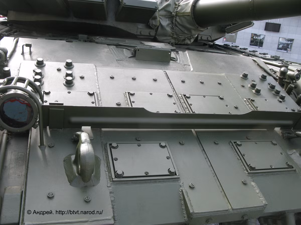 Dẫu cho Shtora chưa chứng minh được điều gì, nhưng giáp phản ứng nổ ERA Kontakt-5 lại đã chứng minh được sự tin cậy của mình. Bằng chứng là việc quả tên lửa TOW đã không thể xuyên qua giáp chính sau khi bị Kontakt-5 “bật lại”.