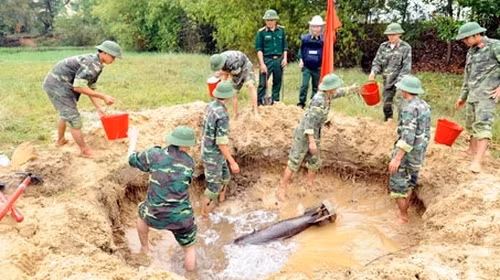 Những lý do trên đã khiến đất nước Việt Nam tới nay vẫn còn hàng vạn trái bom rải khắp đất nước, từ Nam ra Bắc. Nguồn ảnh: QĐND