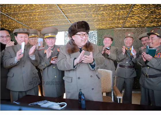 Nhà lãnh đạo Kim Jong-un cùng các tướng lĩnh vỗ tay hoan hô cuộc bắn.