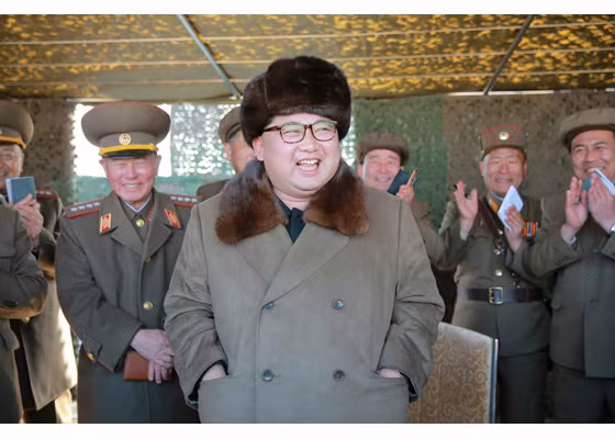 Hôm 22/3, nhà lãnh đạo Kim Jong-un tiếp tục chỉ đạo cuộc bắn đạn thật pháo phản lực cỡ 300mm KN-09 do Triều Tiên tự sản xuất trong khuôn khổ cuộc tập trận đổ bộ và chống đổ bộ đường biển.