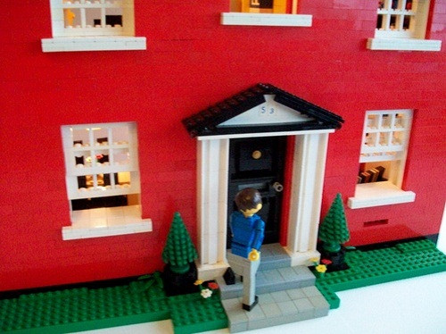 Trong giấc mơ bạn thấy người đã khuất đến chơi nhà là điềm báo bạn sẽ gặp may mắn, gia đình ổn định về tài chính.