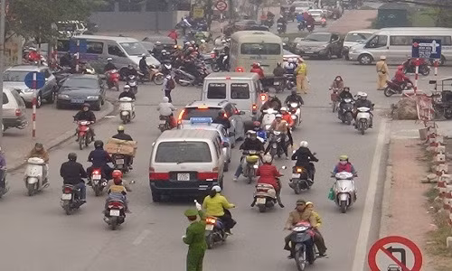 Canh tuong giao thong ky la tren duong pho Ha Noi