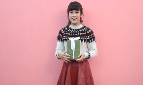 Gai tre lam clip cau hon ban trai dip Valentine gay choang