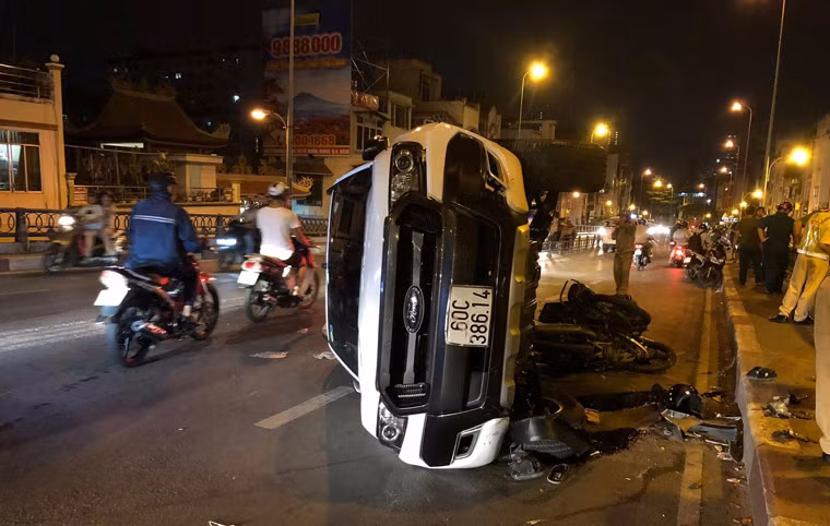 Trước đó khoảng gần 23h khuya 7/4, chiếc xe bán tải biển số 60C – 386.14 lưu thông trên cầu Kênh Tẻ hướng quận 4 sang quận 7...