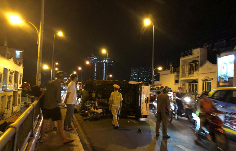 Hậu quả vụ tai nạn khiến 1 người đàn ông đi xe máy bị ô tô bán tải húc văng khỏi cầu ở độ cao khoảng 6 mét, rơi xuống phía bên dưới tử vong, 2 người khác đi trên xe máy cũng bị thương được chuyển vào bệnh viện cấp cứu.